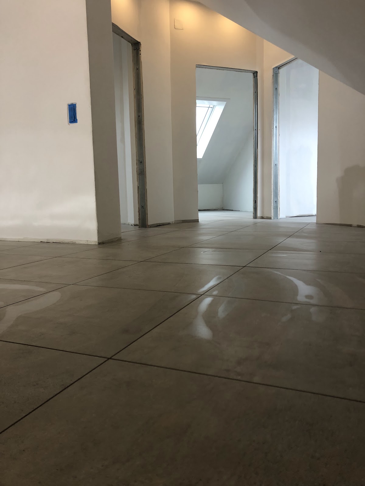 Fertiger Dachflur, Blick über den Fliesenboden
